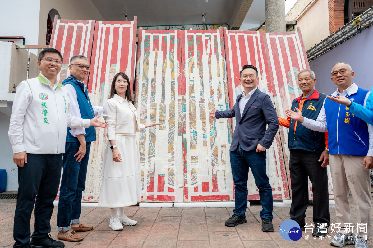 蘇俊賓與貴賓合照。