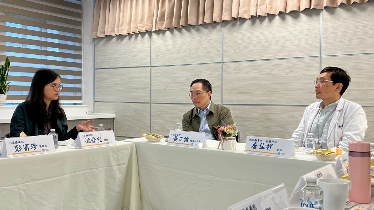 雙方針對經顱磁刺激術治療進行經驗交流。 (桃療提供)