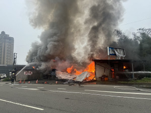 大溪燒烤店清晨驚傳火警，20歲常客留店休息不幸身亡。