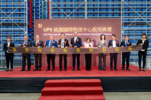 桃園市長張善政出席「UPS桃園國際物流中心開幕」與貴賓合影。