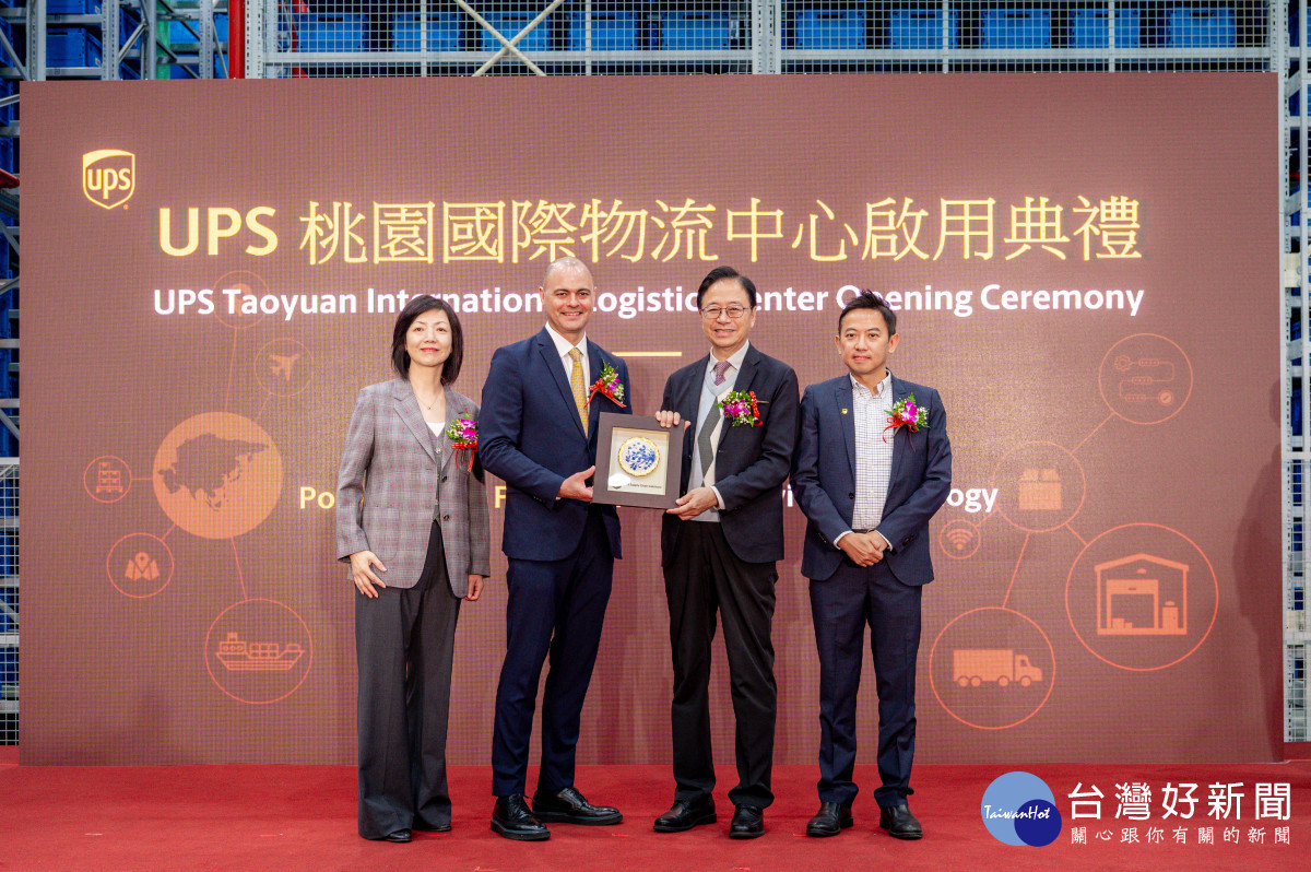 張市長致與UPS亞太區總裁 Wilfredo Ramos合影。