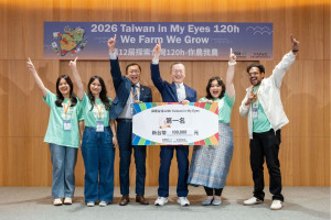 中央大學「Team Seeds」團隊奪冠，照片左至右：Au Phuong Mi、楊詠卉、黃金恩(帶隊老師)、中鼎教育基金會簡又新董事長、Maxvallecia Frikandy和Chirag Jindal。