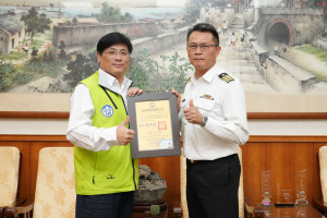 海軍馬公後勤支援指揮部指揮官吳泳祥榮調　林皆興頒發榮譽縣民證表彰貢獻