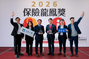 凱基人壽深受保險財金畢業生青睞，五度獲「保險龍鳳獎」內、外勤組雙項優等肯定，由黃柏仁副總經理(右三)與蔡明春副總經理(左三)率領團隊接受表揚，未來將持續積極培育人才，打造穩健且多元共融職場。
