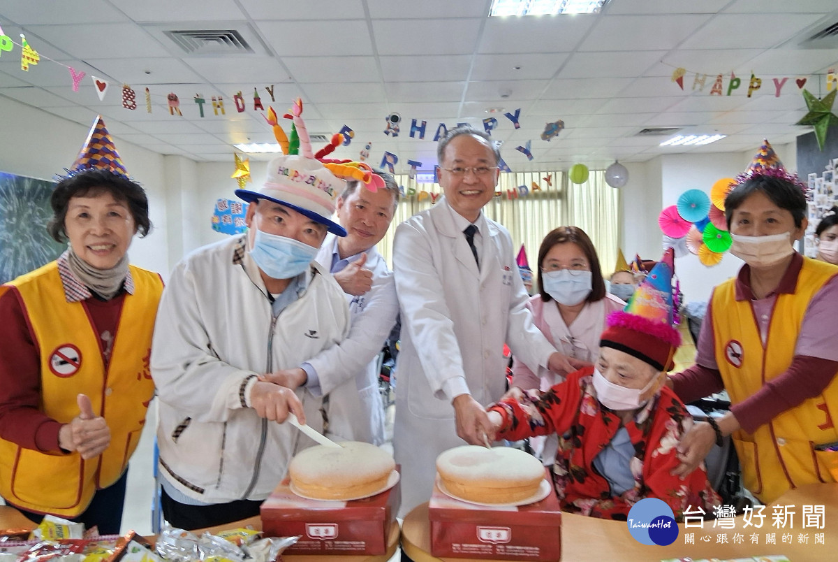 院長彭家勛(中)帶領住民長輩切蛋糕