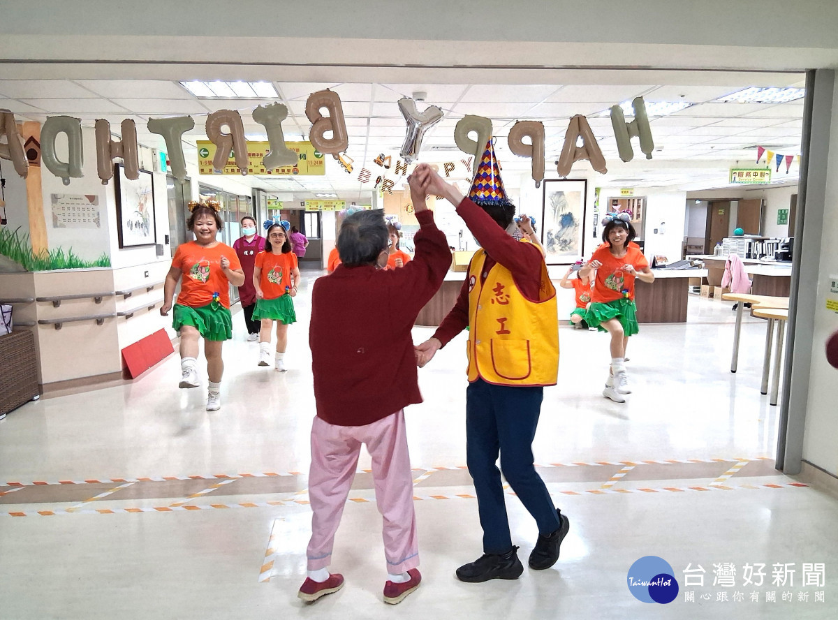 住民在工作人員陪伴下開心地站起來舞動身體