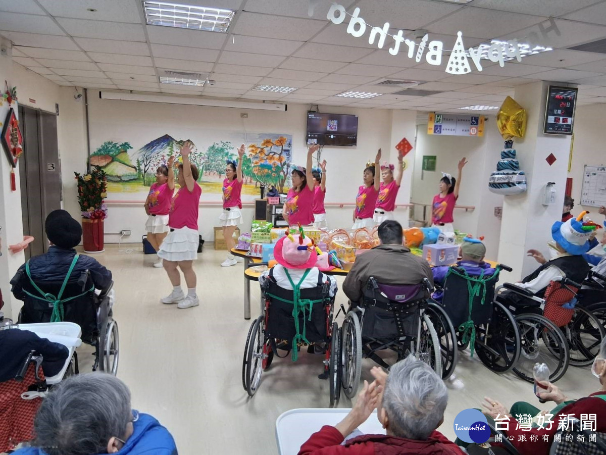 長輩們隨著節奏搖擺雙手，表演團體活力十足博得滿堂彩