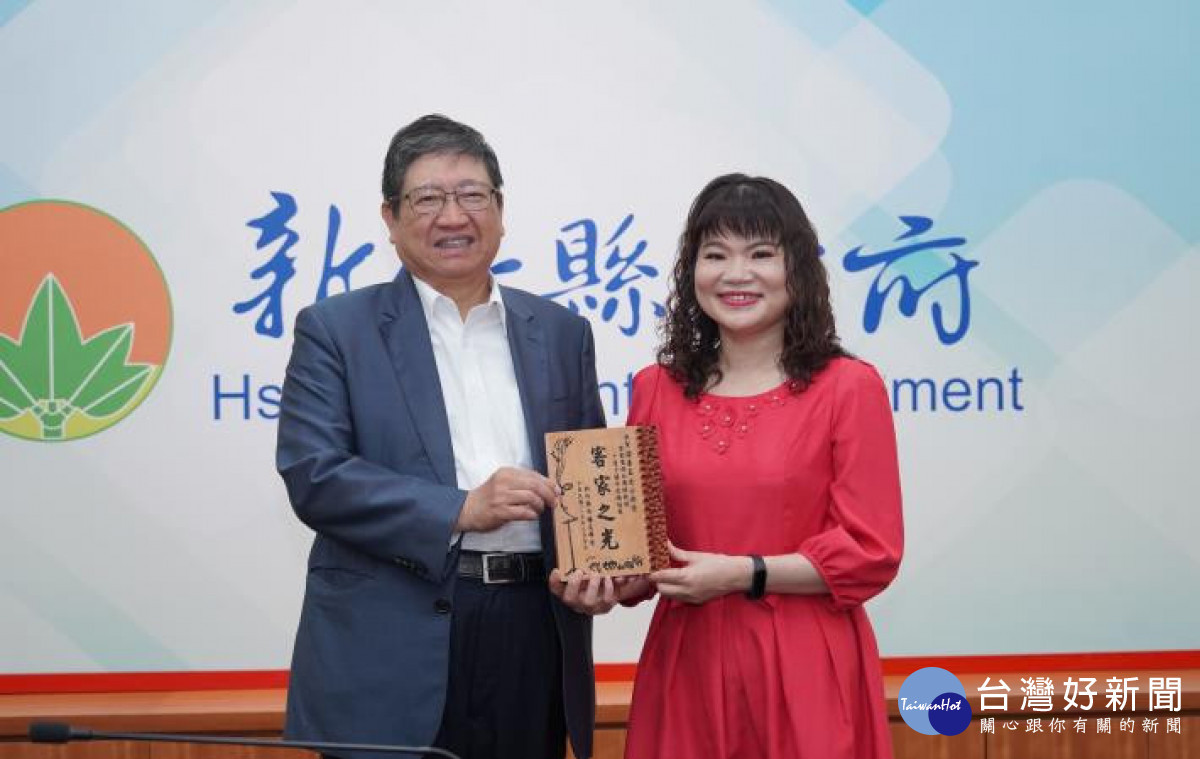 以歌聲傳承文化　楊文科表揚客語薪傳師梁素玉