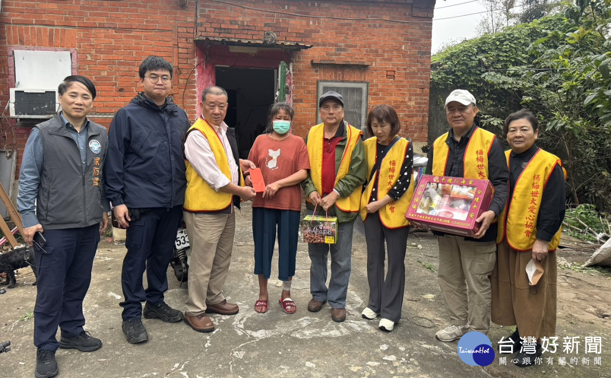 「楊梅世大愛心協會」會長李雙福率幹部親送愛心物資與急難金，及時緩解其燃眉之急。