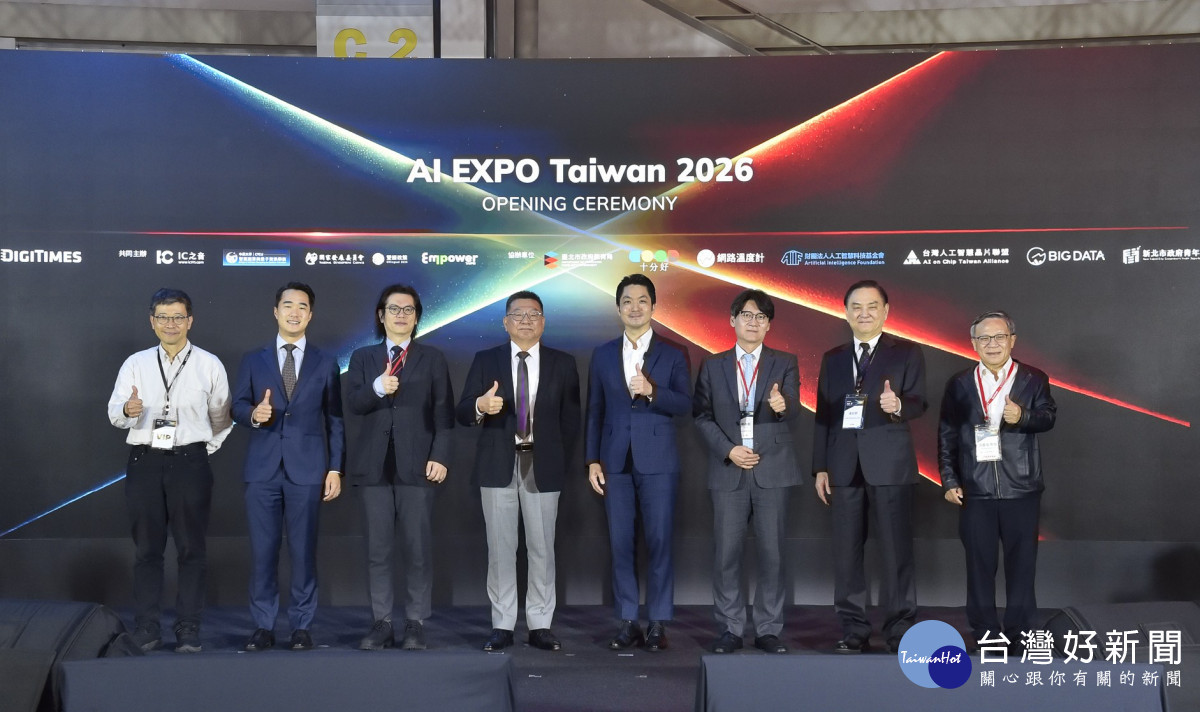 中原大學為本次展會唯一大學主辦單位,由量子資訊中心主任張慶瑞(右一)擔任開幕啟動儀式嘉賓。(右四為台北市長蔣萬安)