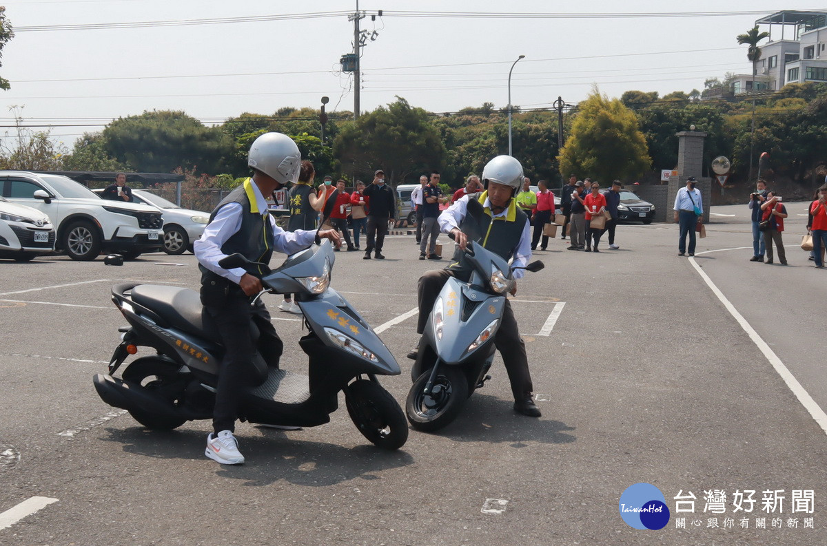 會中示範機車違規、正確行駛說明。(記者扶小萍攝)