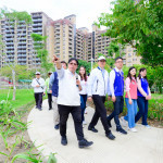 張市長實地視察公園環境。