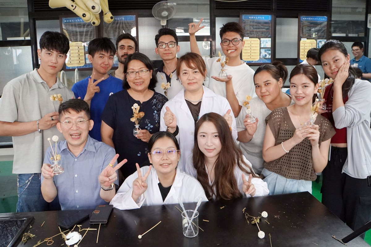 感受校園綠色文化 大葉春分擴香花瓶DIY 國際生體驗香氛藝術