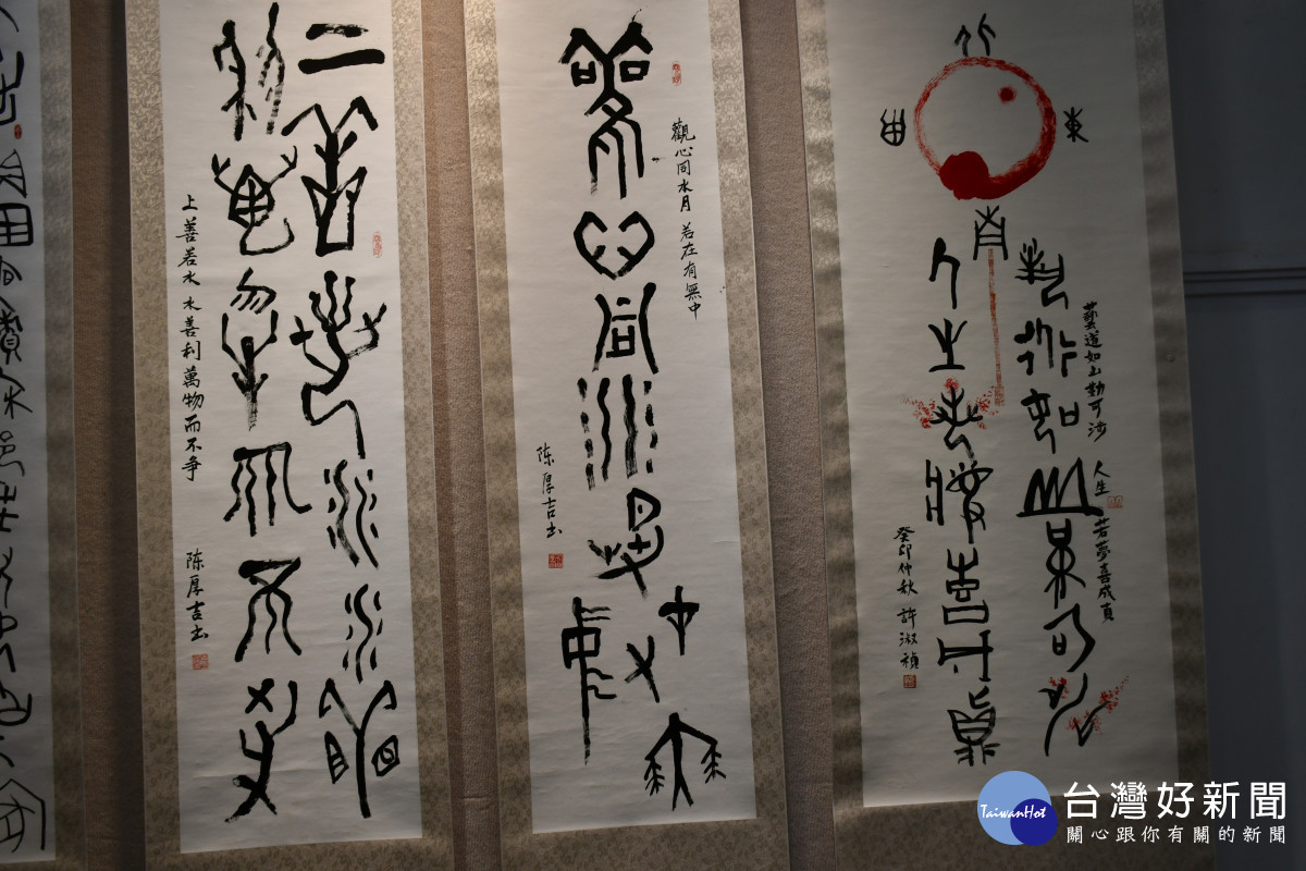 彰化縣曱骨骨文學會會員聯展作品。圖/彰化市公所提供