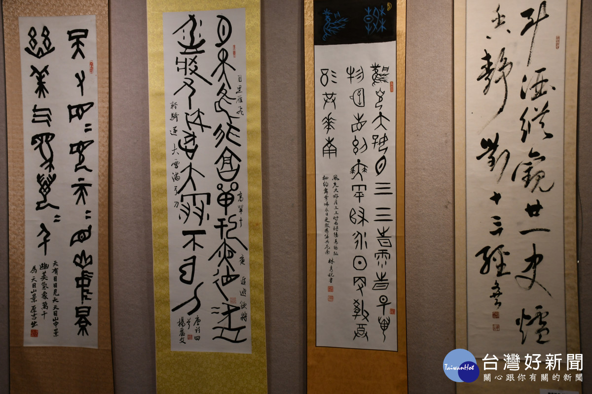 彰化縣曱骨骨文學會會員聯展作品。圖/彰化市公所提供