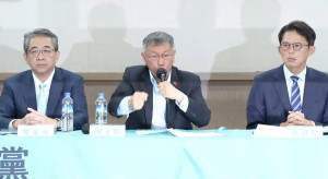 柯文哲高舉拳頭、咬牙發聲，神情激動地向前怒吼，展現強硬不屈的姿態