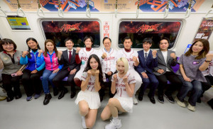 張市長與「10號隊友」球迷同車互動應援。