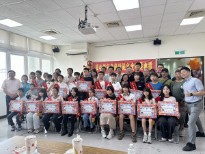 簡鎮長頒贈模範兒童獎狀及獎品。（記者扶小萍攝）