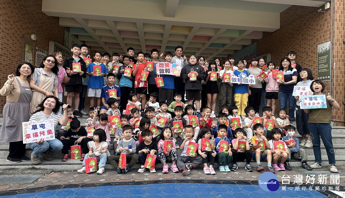 簡鎮長送全鎮學童計數功能跳繩組。(記者扶小萍攝)