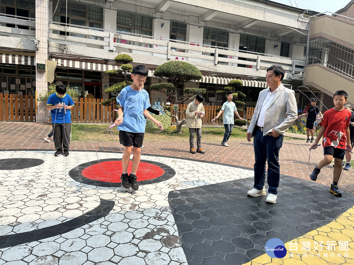 敦和國小學童當場試跳繩輕鬆自在。(記者扶小萍攝)