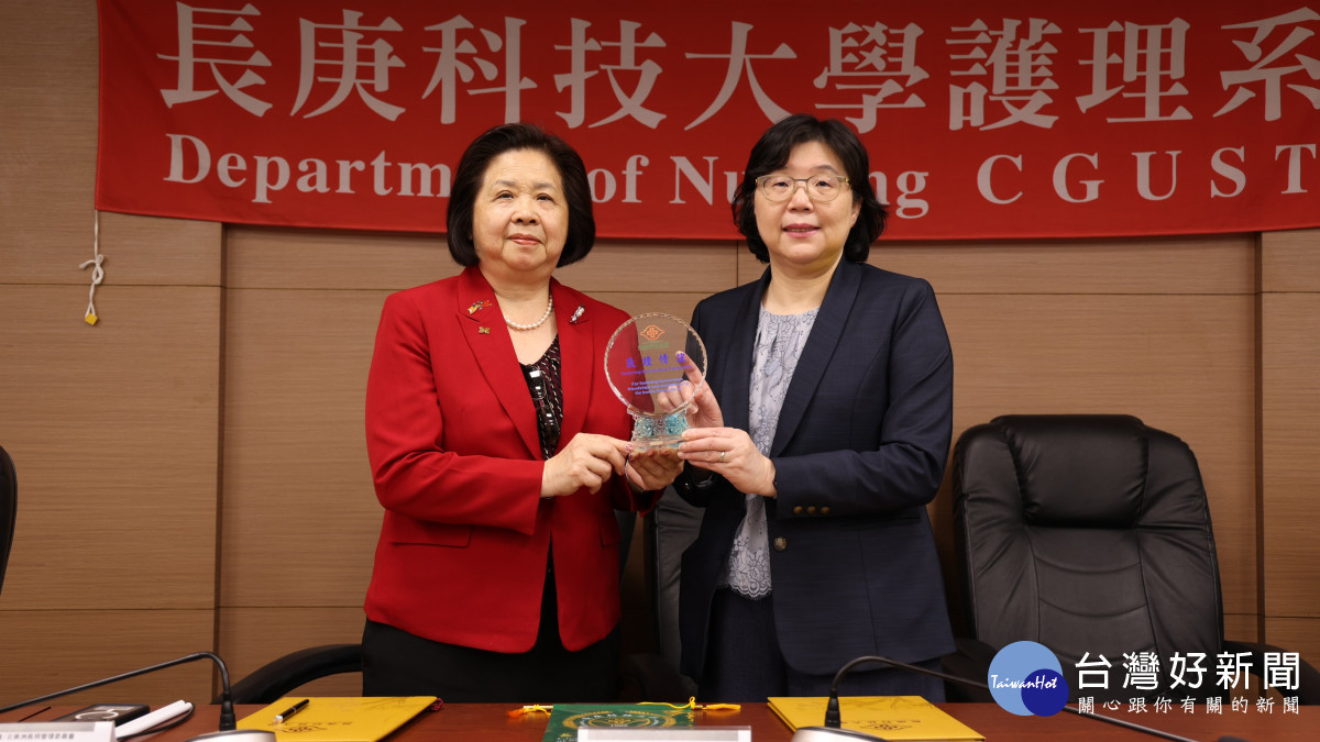 長庚科大范君瑜校長(右)與TACCAA楊逸鴻會長(左)於簽約儀式上互贈禮物，展現良好情誼
