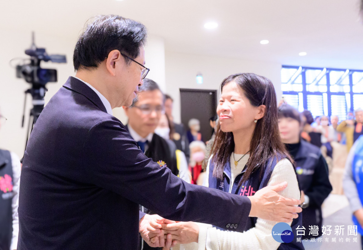 張市長向遺族家屬致意。<br />