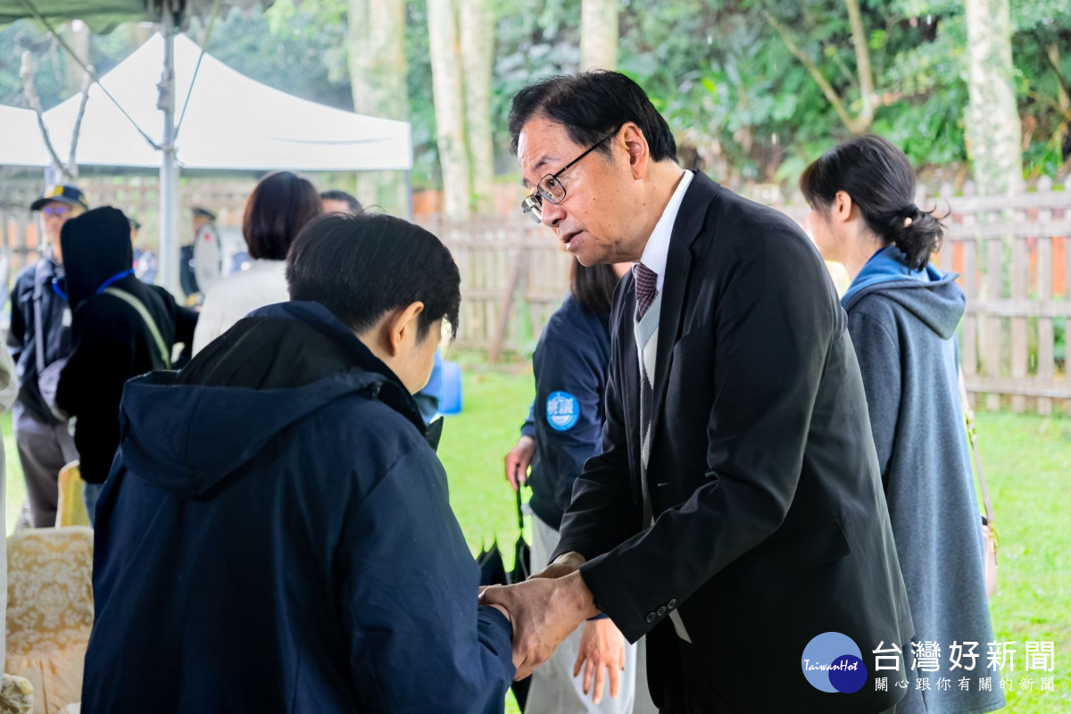張市長向烈士家屬們握手致意。<br />
<br />
