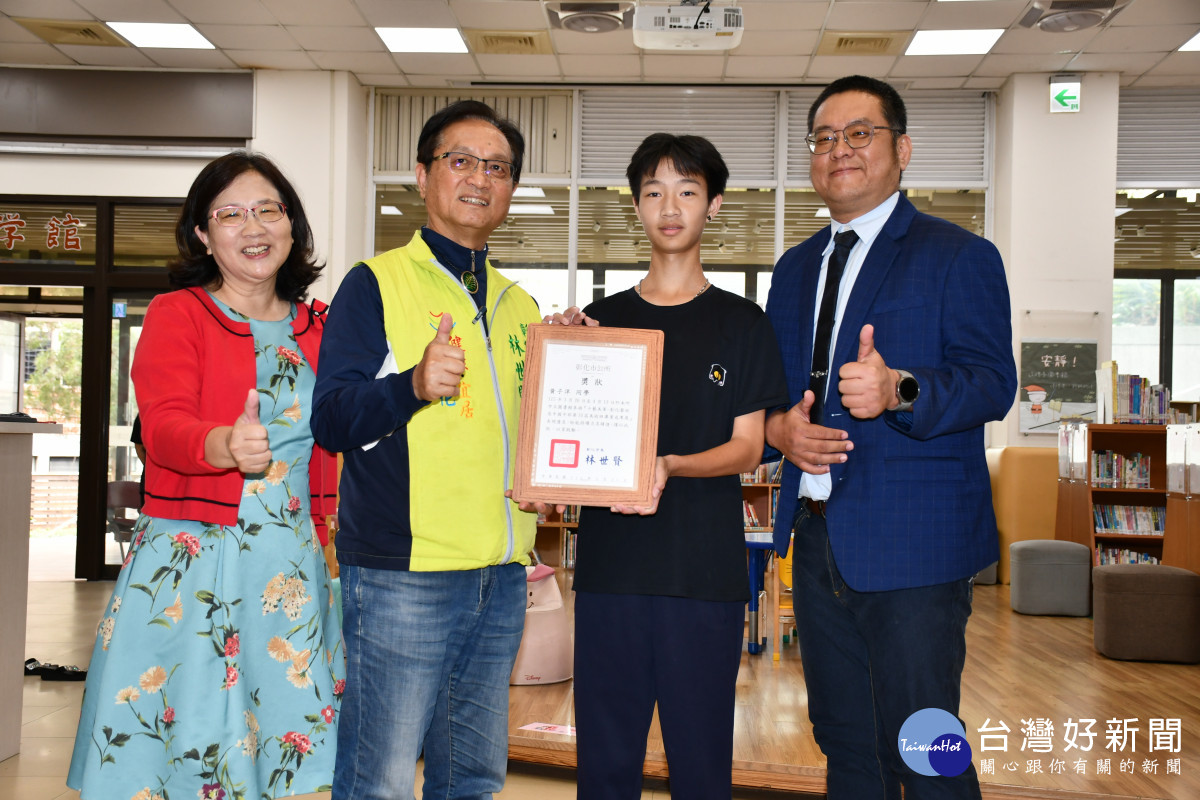 林世賢市長頒發感謝狀給參展同學代表。圖／彰化市公所提供