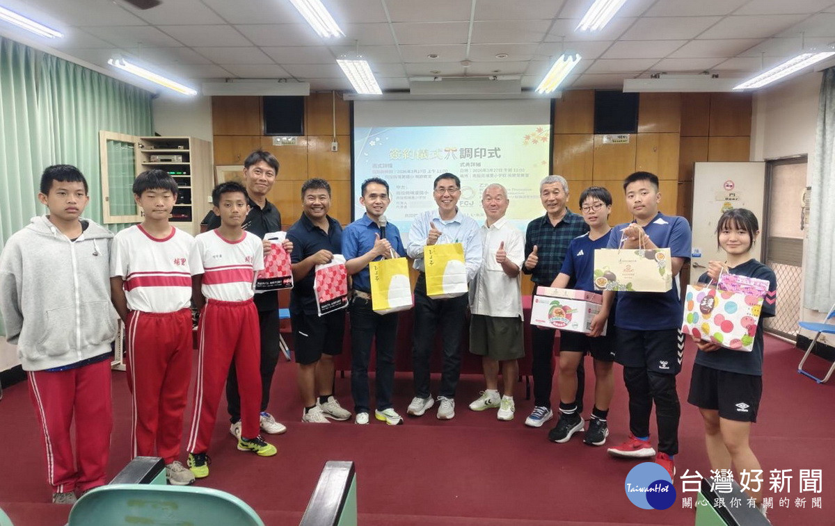 雙方球隊相見歡互贈紀念禮。(趙榮瑞提供)<br />