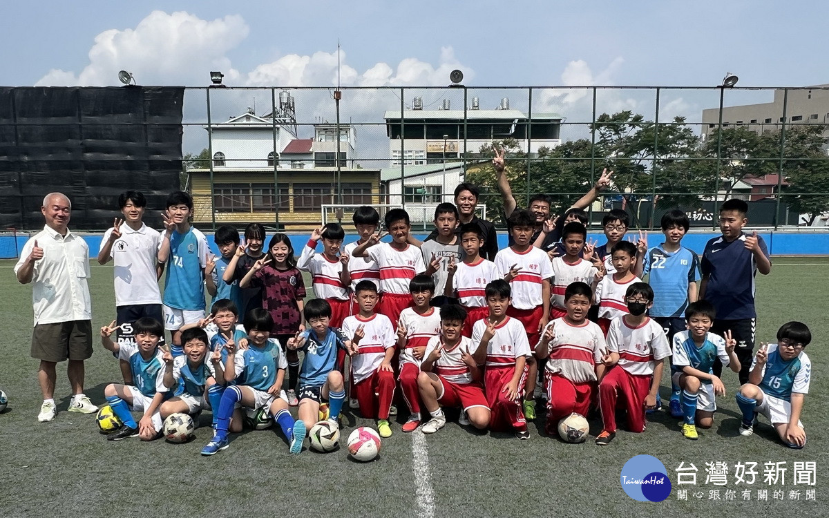 埔里國小球員與日本球隊合影。(趙榮瑞提供)<br />