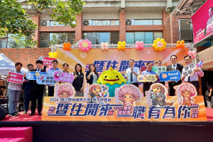 暨大舉辦2026「暨往開來．職有為你」校園徵才博覽會，學校師長、學生代表與貴賓合影。（暨大提供）