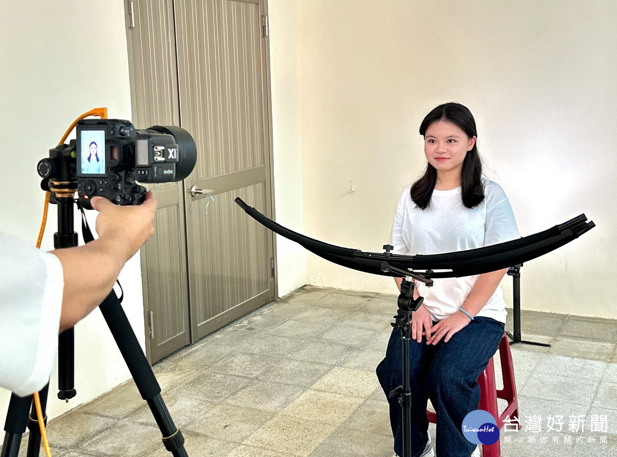 暨大校園徵才博覽會溫馨安排面試沙龍照拍攝,獲學生歡迎。(暨大提供)