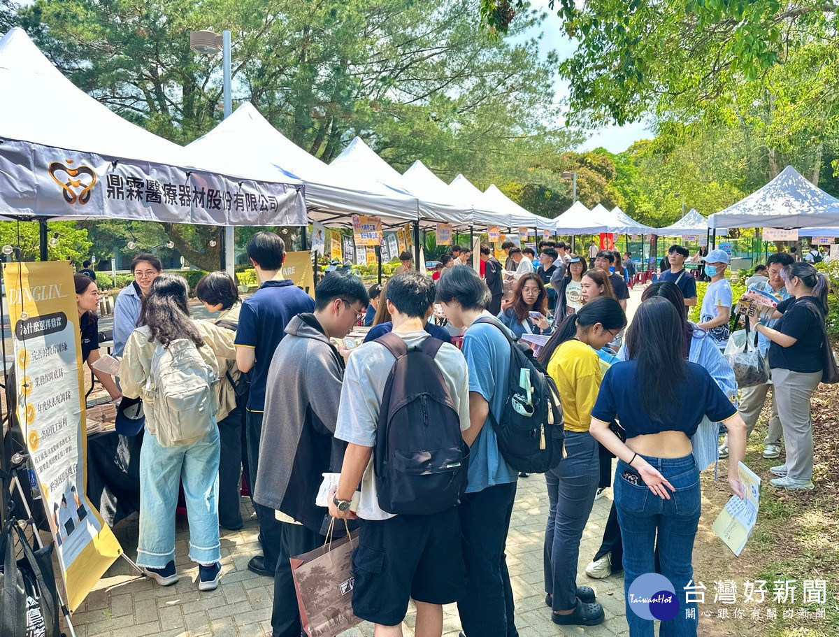 暨大成功舉辦校園徵才博覽會,獲學生熱烈參與。(暨大提供)