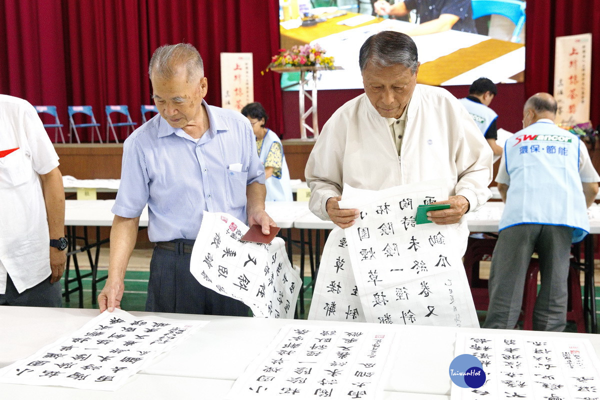林前縣長常應邀擔任書法賽評審。（民眾提供）