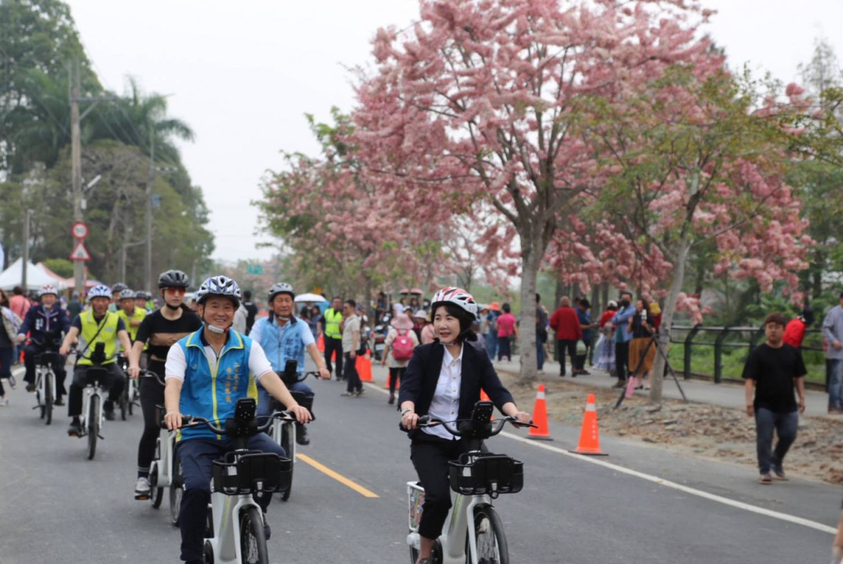 花旗木盛開映襯騎旅隊伍。圖/參山處提供
