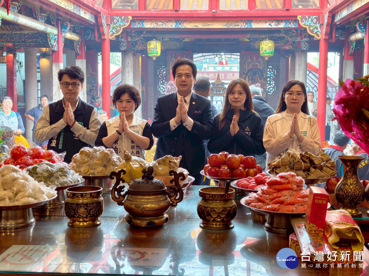 率隊參拜義民廟　邱臣遠：藍白合將起手出擊