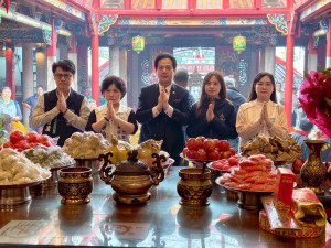 邱臣遠率民眾黨新竹縣基層參選人共同前往參拜祈福。