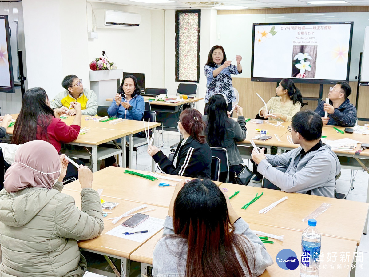 官美連帶領新住民家庭手作雞蛋花，增進對印尼文化的認識