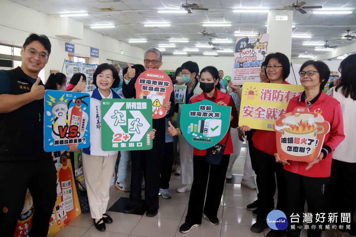 吳美玲與熊士民及嘉賓巡視各攤位。(記者扶小萍攝)