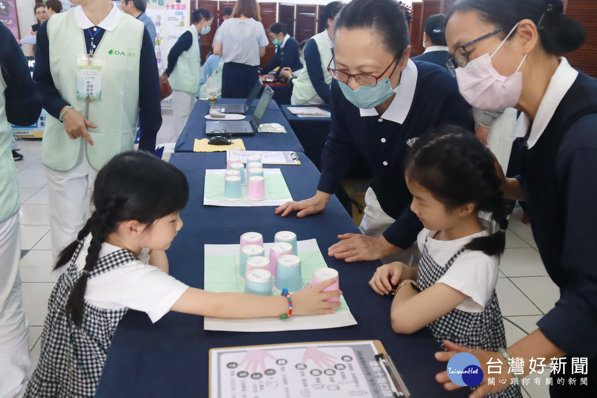 各攤位都設有益智等闖關活動。(記者扶小萍攝)