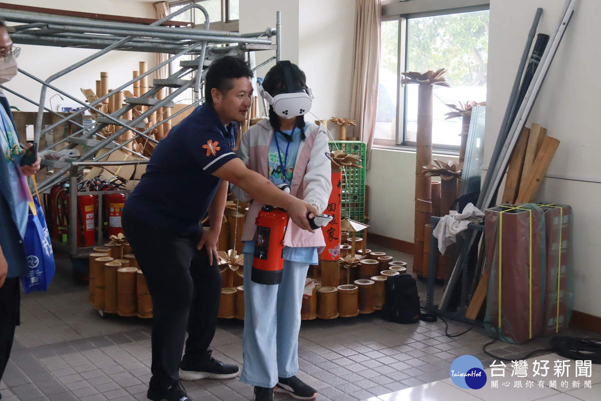 消防局設有防災滅火宣導。(記者扶小萍攝)