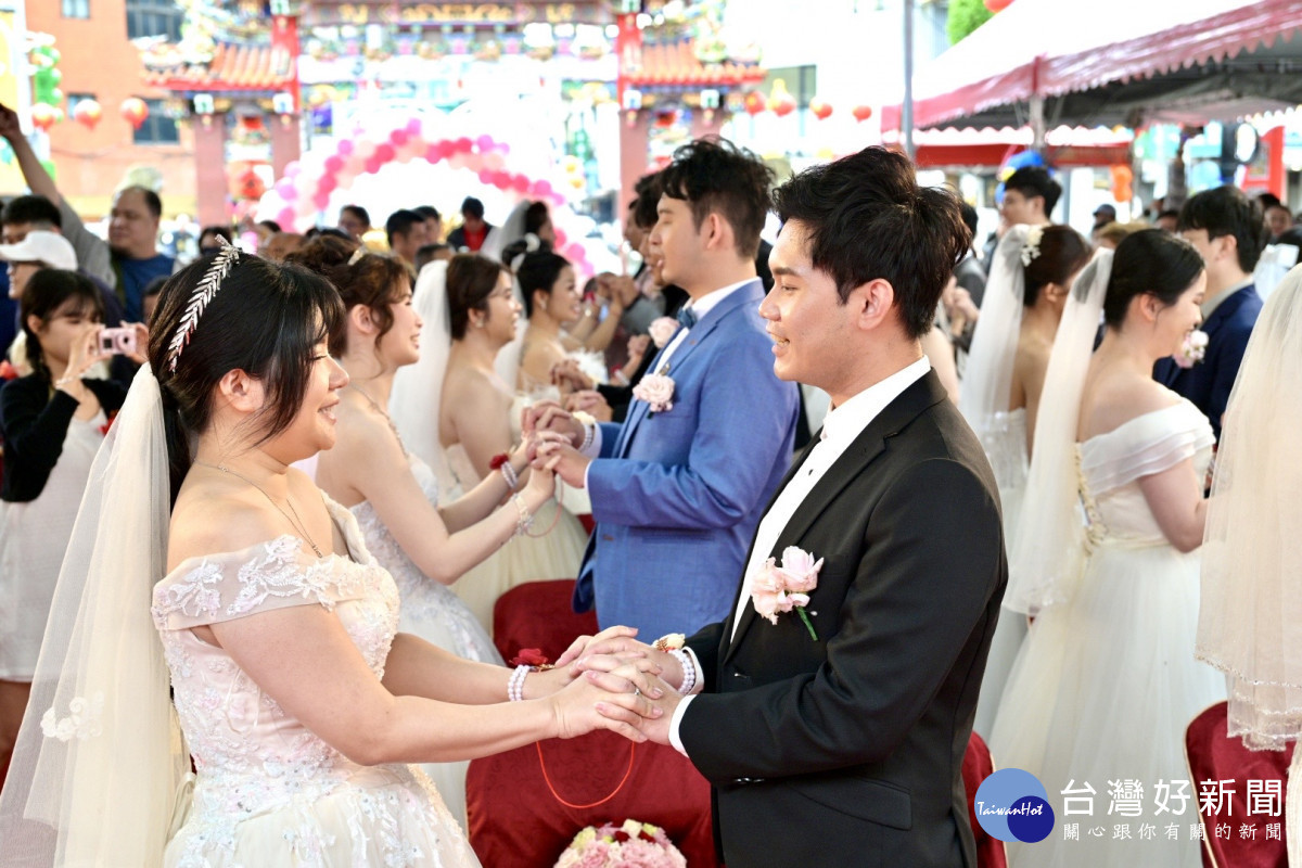 桃園大廟景福宮281年首辦聯合婚禮 33對新人締造歷史浪漫篇章