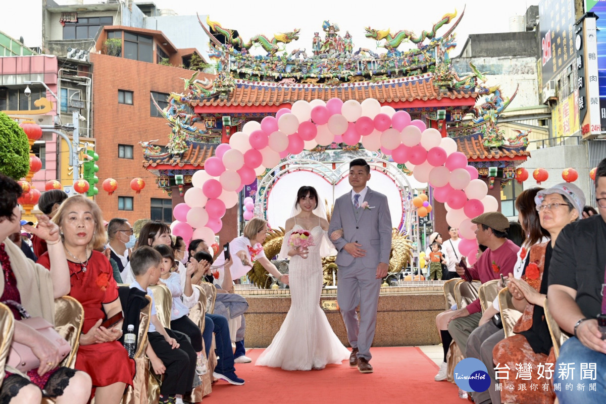桃園大廟景福宮281年首辦聯合婚禮 33對新人締造歷史浪漫篇章