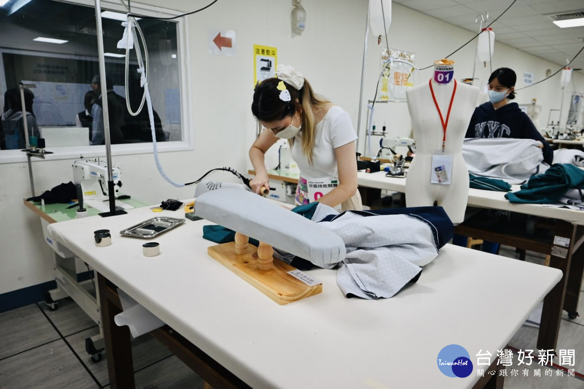 桃竹苗分署在本屆競賽中的漆作裝潢、美髮、服裝創作、中式服裝等職類一舉包辦前五名,展現絕佳的培訓實力,圖為服裝創作競賽實況。