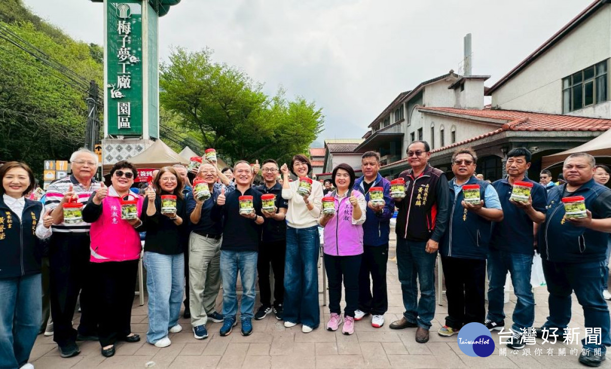 「 2026南投梅子節－春分一簍梅」開幕活動中，南投縣長許淑華跟來賓一起展示自己手作脆梅成果。(圖/記者賴淑禎攝)