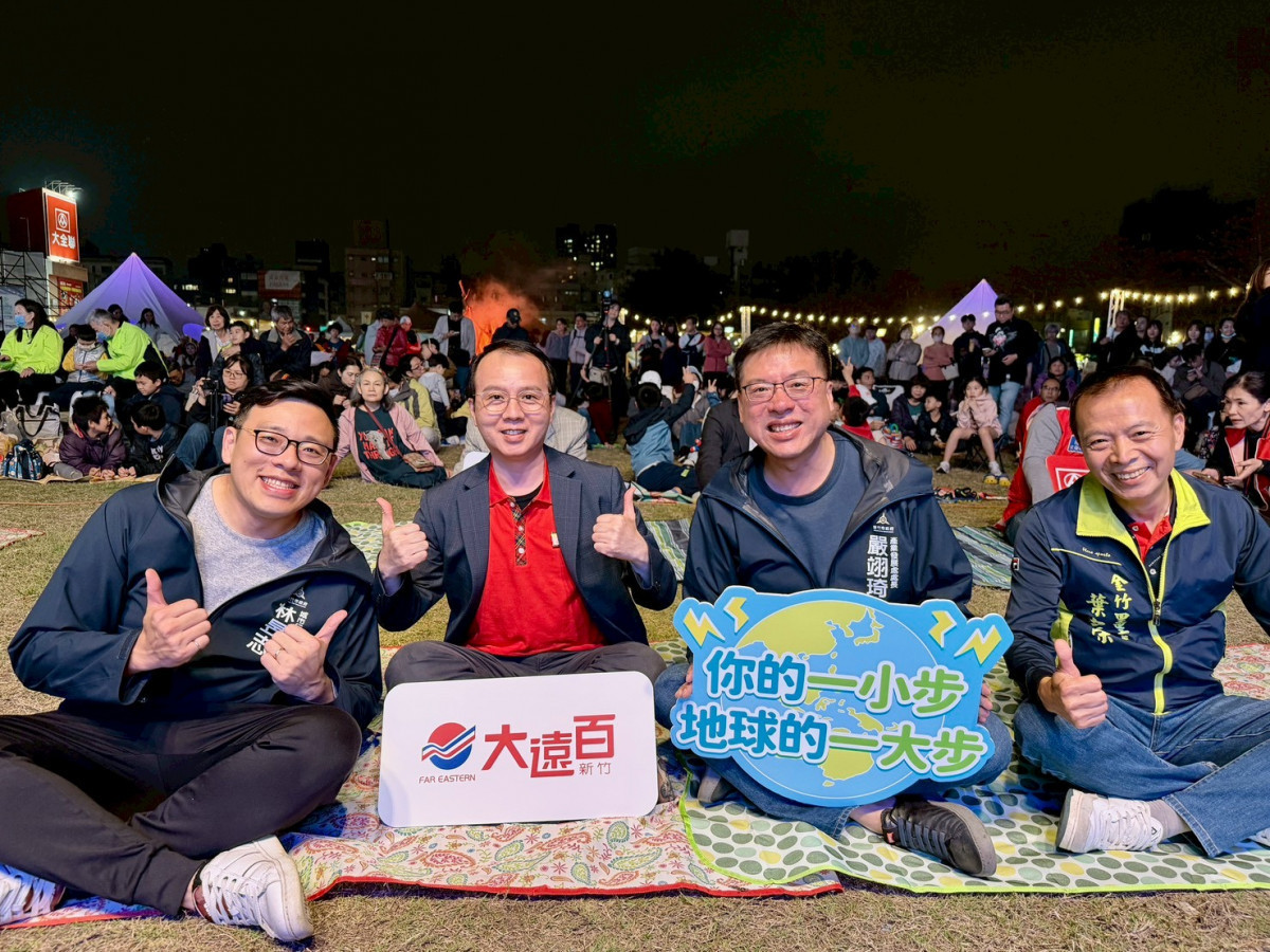 新竹大遠百黃書煒副店長(左2)與市政府產業發展處嚴翊琦處長參與關燈儀式。