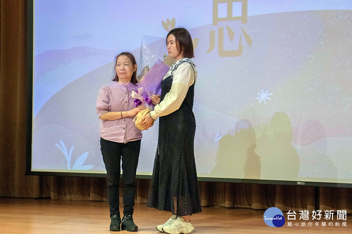 林雅卉護理師(圖右)獻花給黃昀玲女士的母親(圖左)，代表受贈者向捐贈者家屬表達敬意