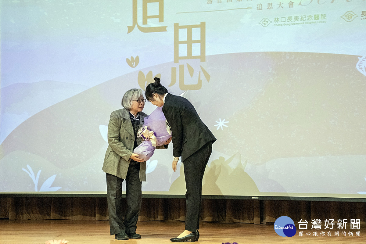 詹佳穎同學(圖右)代表醫學院受教學生獻花給顏雲成大體老師家屬林淑貞女士(圖左)