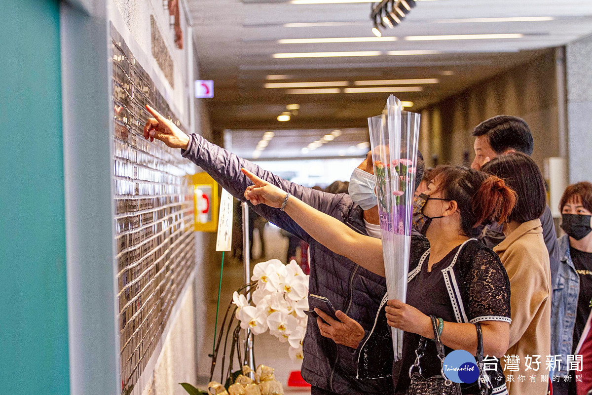 器官捐贈與大體老師捐贈者家屬前往長庚大學校內的遺愛人間紀念牆獻花