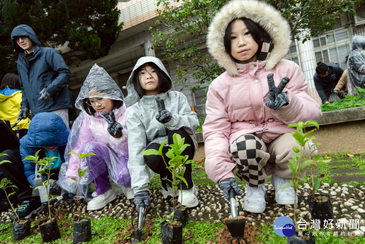 孩子們親手種植、為樹苗蓋上溫暖的泥土